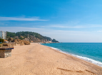 Playa y paseo marítimo de Sant Pol de Mar​ en la provincia de Barcelona, Cataluña, España