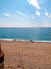 Playa y paseo marítimo de Sant Pol de Mar​ en la provincia de Barcelona, Cataluña, España