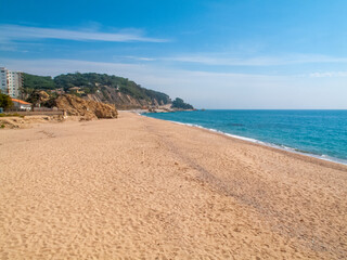 Playa y paseo marítimo de Sant Pol de Mar​ en la provincia de Barcelona, Cataluña, España