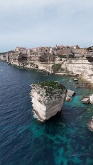 Le Grain de Sable au premier plan, avec la ville haute de Bonifacio perch&eacute;e sur les falaises calcaires en arri&egrave;re-plan.
