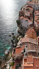 Immeubles de la ville haute de Bonifacio en Corse construits à flanc de falaise, dominant la mer...