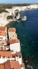 Immeubles de la ville haute de Bonifacio en Corse construits &agrave; flanc de falaise, dominant la mer M&eacute;diterran&eacute;e.