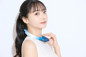 暑さ対策をする若い女性のポートレート