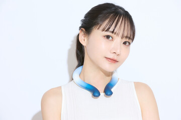暑さ対策をする若い女性のポートレート