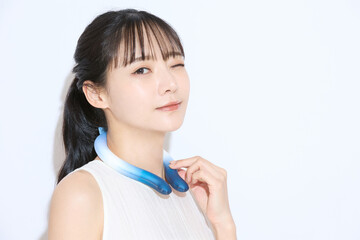 暑さ対策をする若い女性のポートレート