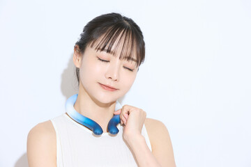 暑さ対策をする若い女性のポートレート