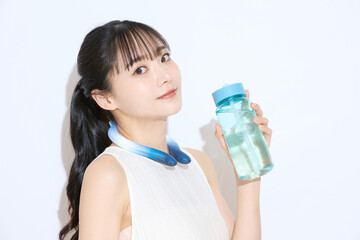 暑さ対策をする若い女性のポートレート