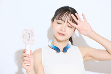 暑さ対策をする若い女性のポートレート