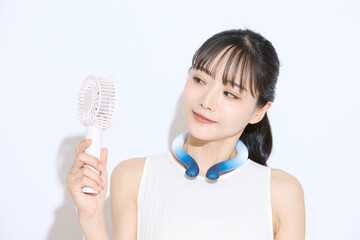 暑さ対策をする若い女性のポートレート