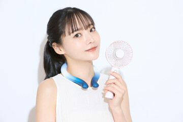 暑さ対策をする若い女性のポートレート
