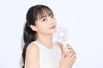 暑さ対策をする若い女性のポートレート