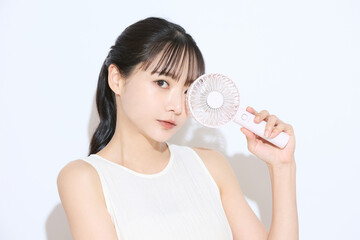 暑さ対策をする若い女性のポートレート