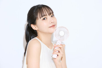 暑さ対策をする若い女性のポートレート
