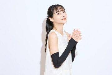 暑さ対策をする若い女性のポートレート