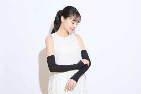 暑さ対策をする若い女性のポートレート