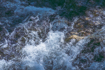 初夏の水辺　水流で泡立つ清85