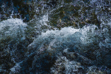 初夏の水辺　水流で泡立つ清流106