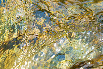 初夏の水辺　清流の流れ水面のアップ128