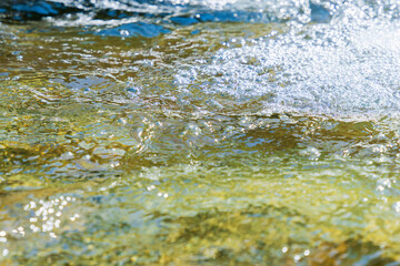 初夏の水辺　清流の流れ水面のアップ137