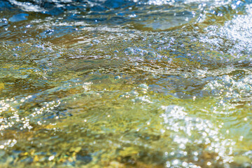 初夏の水辺　清流の流れ水面のアップ136