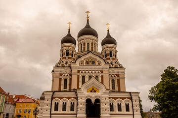 Obraz premium Impressive front view of Alexander Nevsky Cathedral in Tallinn, Estonia, showcasing the Russian Revival architecture under a cloudy dramatic sky.