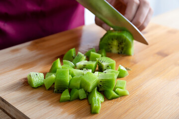 一名年轻女子在做蔬菜沙拉