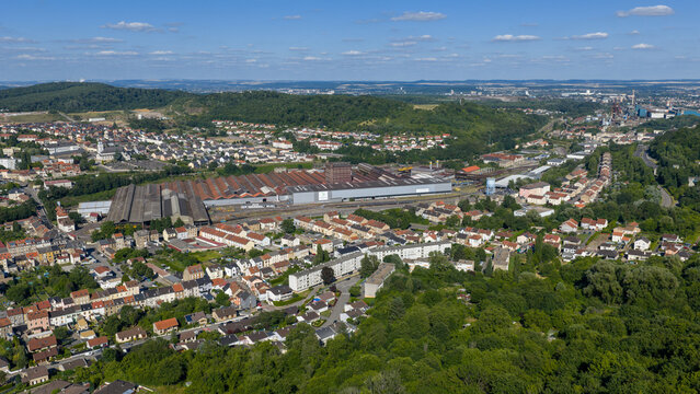 vue a&eacute;rienne de la vall&eacute;e de la Fensch, avec les villes de Knutange , Nilvange , Hayange , ancien haut lieu de la sid&eacute;rurgie Lorraine