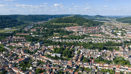 Obraz premium vue aérienne de la vallée de la Fensch, avec les villes de Knutange , Nilvange , Hayange , ancien haut lieu de la sidérurgie Lorraine