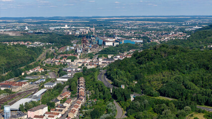 vue aérienne de la vallée de la Fensch en Moselle, avec les anciens hauts fourneaux d'Hayange et les usines et industries locales