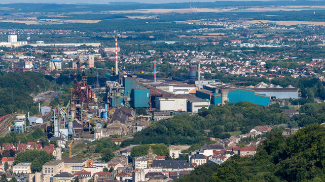 vue a&eacute;rienne de la vall&eacute;e de la Fensch en Moselle, avec les anciens hauts fourneaux d'Hayange et les usines et industries locales