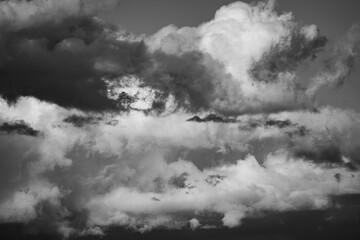 風に流れる不規則な破片状の層雲