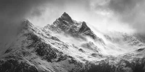 Obraz premium Awe-inspiring peak of mountain range on a cloudy day