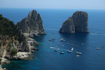 Obraz premium Faraglioni Rocks and Boats in Capri