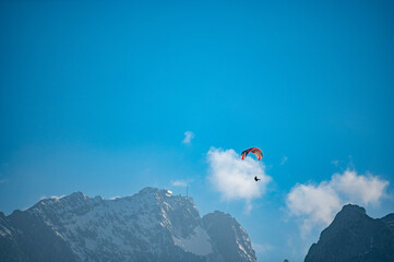 Zugspitzengebirge Panorama mit paraglider