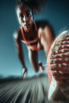 Atleta femenina corriendo con intensidad en primer plano, primer plano din&aacute;mico de corredora en movimiento, fotograf&iacute;a deportiva de corredora con velocidad y fuerza