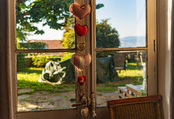 altes Fenster mit Dekoration, Blick in den Garten