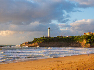 La plage de Miramar et le phare de Biarritz au coucher du soleil. paysage
