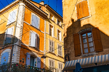 Farben der Provence; Fassaden alter provenzalischer Häuser im Abendlicht; F, Provence, Apt (Vaucluse)