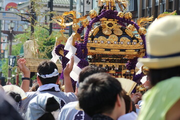 祭りの神輿を担ぐ人々