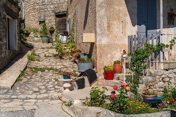 Farben der Provence, romantische Gasse in Banon (Drôme), schönste Dörfer Frankreichs