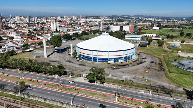 Foto a&eacute;rea da Arena Max Feffer em Suzano, com campo, arquibancadas e &aacute;rea de eventos ao ar livre. Suzano SP em 28 Jun 25