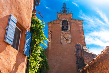 Farben der Provence; romantische Winkel und Ecken im ockerfarbenen Dorf Roussillon (Vaucluse)