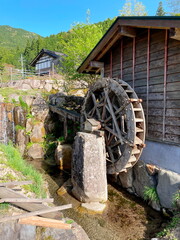 水車のある田舎の風景