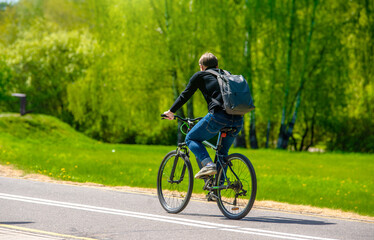 Obraz premium Cyclist ride on the bike path in the city Park