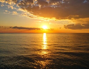 Obraz premium Golden sunset over the ocean