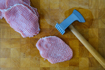 Surowy kotlet schabowy rozbity