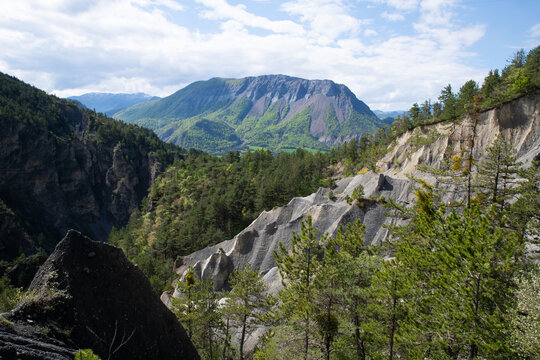 randonn&eacute;e et paysage des demoiselles coiff&eacute;es &agrave; th&eacute;us