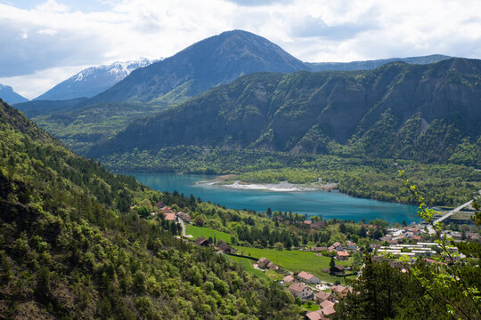 Lac de Serre-Pon&ccedil;on et bassin de r&eacute;tention &agrave; rousset