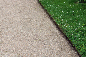 Création de bordure dans une allée du jardin