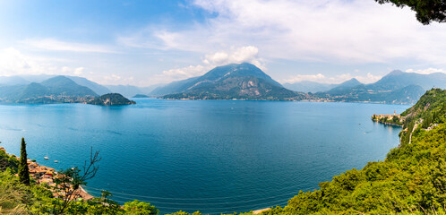 Panorama on Lake Como, with the villages of Tremezzina, Bellagio, Varenna and the mountains that overlook them, photographed in the evening.
